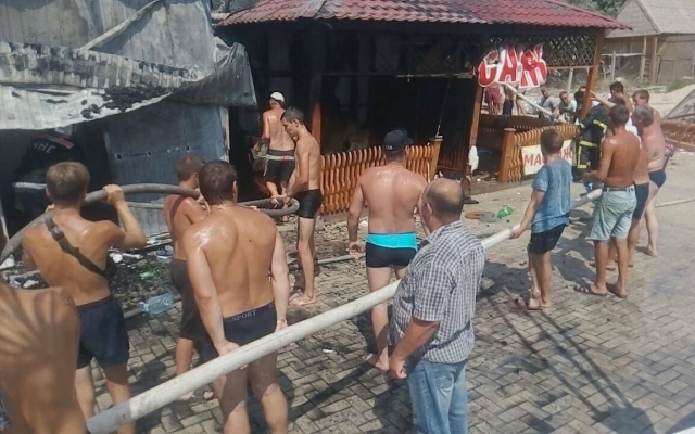 В Коблевской курортной зоне загорелись торговые ряды, есть пострадавшие Фото № 5 В Коблевской курортной зоне загорелись торговые ряды, есть пострадавшие Фото № 5
