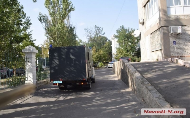 Во время перевозки заключенных в автозаке подконвойный лезвием от бритвы порезал себе вены и живот Фото № 0 Во время перевозки заключенных в автозаке подконвойный лезвием от бритвы порезал себе вены и живот Фото № 0