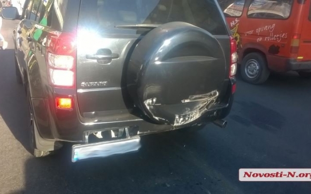 На Центральном проспекте очередная авария с механическими повреждениями Фото № 0 На Центральном проспекте очередная авария с механическими повреждениями Фото № 0