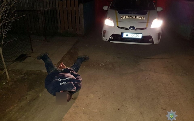 Неизвестный гражданин разбил окно припаркованного автомобиля и пытался его угнать Фото № 0 Неизвестный гражданин разбил окно припаркованного автомобиля и пытался его угнать Фото № 0