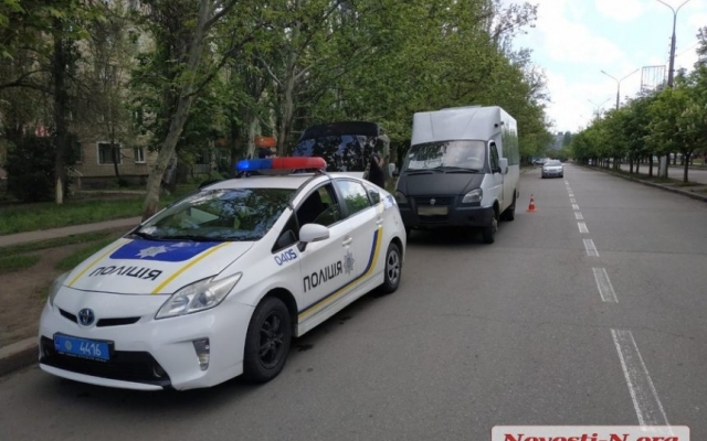 На проспекте Корабелов во время торможения маршрутки травмировалась пассажирка Фото № 3 На проспекте Корабелов во время торможения маршрутки травмировалась пассажирка Фото № 3