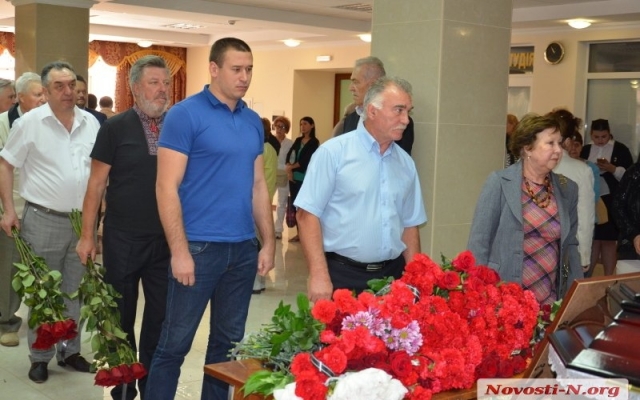 Жители Николаева простились с легендарным судостроителем Игорем Овдиенко Фото № 12 Жители Николаева простились с легендарным судостроителем Игорем Овдиенко Фото № 12