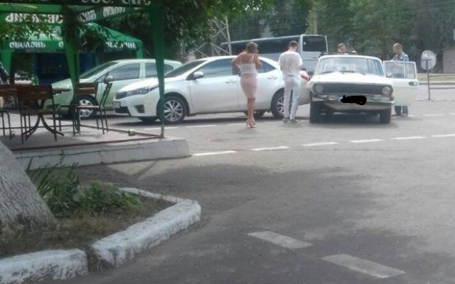 На Космонавтов авария без пострадавших, автомобили - с механическими повреждениями Фото № 2 На Космонавтов авария без пострадавших, автомобили - с механическими повреждениями Фото № 2