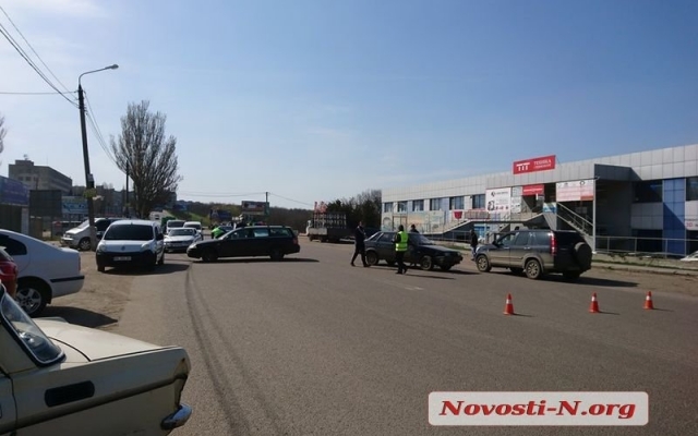 На Троицкой столкнулись два автомобиля, образовался большой затор Фото № 2 На Троицкой столкнулись два автомобиля, образовался большой затор Фото № 2