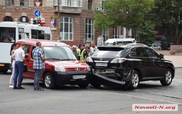 Огромная пробка в центре Николаева: столкнулись два автомобиля Фото № 2 Огромная пробка в центре Николаева: столкнулись два автомобиля Фото № 2