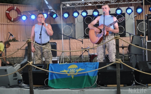 Без пьяных дебошей и купания в фонтанах: николаевские десантники культурно отметили день ВДВ Фото № 0 Без пьяных дебошей и купания в фонтанах: николаевские десантники культурно отметили день ВДВ Фото № 0