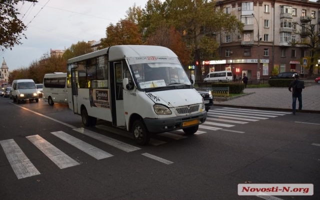 На пешеходном переходе маршрутка сбила девушку, пострадавшую доставили в больницу Фото № 0 На пешеходном переходе маршрутка сбила девушку, пострадавшую доставили в больницу Фото № 0