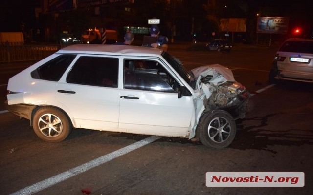 На Центральном проспекте столкнулись два автомобиля, пострадавший от госпитализации отказался Фото № 2 На Центральном проспекте столкнулись два автомобиля, пострадавший от госпитализации отказался Фото № 2