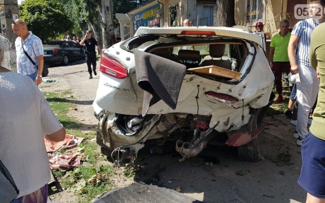 Жуткая авария на Пушкинской: автомобиль вылетела на женщину с ребенком, иномарка врезалась в дерево Фото № 2 Жуткая авария на Пушкинской: автомобиль вылетела на женщину с ребенком, иномарка врезалась в дерево Фото № 2