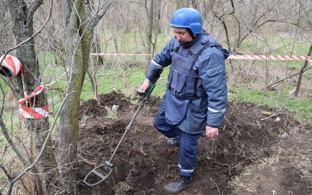 Смертельно опасные находки: в Веселиново обнаружены 7 реактивных снарядов и инженерную мину Фото № 5 Смертельно опасные находки: в Веселиново обнаружены 7 реактивных снарядов и инженерную мину Фото № 5