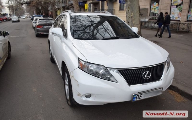 На Московской неизвестный врезался в припаркованный дорогущий Lexus RX 350 и скрылся с места ДТП Фото № 1 На Московской неизвестный врезался в припаркованный дорогущий Lexus RX 350 и скрылся с места ДТП Фото № 1