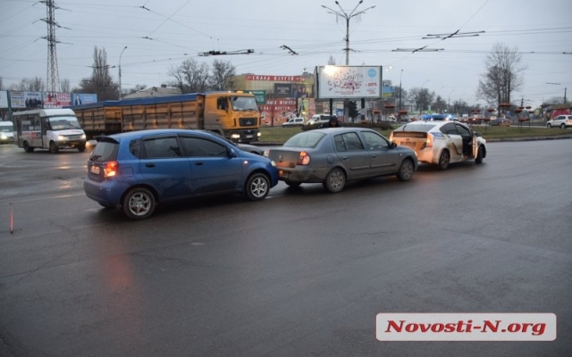Женская авария завершилась европротоколом, пострадавших не обнаружено Фото № 0 Женская авария завершилась европротоколом, пострадавших не обнаружено Фото № 0