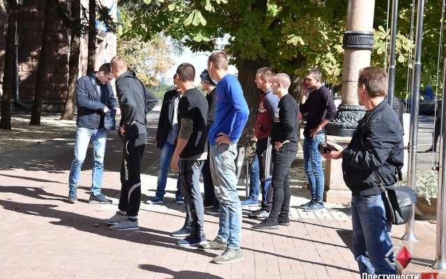 У здания Николаевской мэрии спецназ полиции провел учения и отрабатывал действия на случай нападения радикалов Фото № 3 У здания Николаевской мэрии спецназ полиции провел учения и отрабатывал действия на случай нападения радикалов Фото № 3