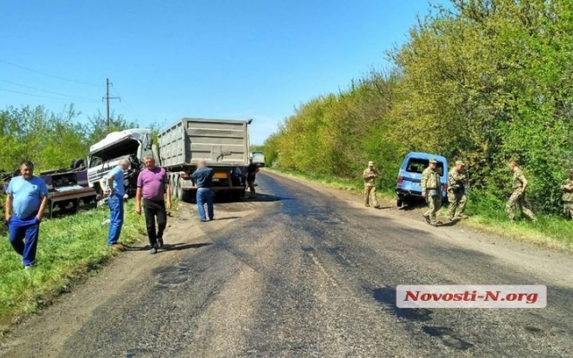 Жуткая авария на трассе: столкнулись зерновоз и два автобуса, более десятка пострадавших людей Фото № 6 Жуткая авария на трассе: столкнулись зерновоз и два автобуса, более десятка пострадавших людей Фото № 6