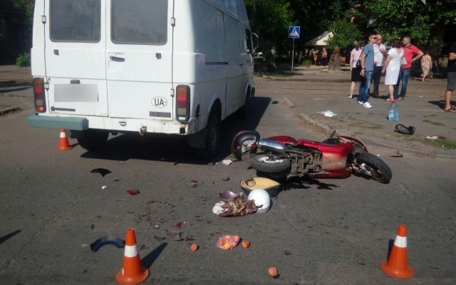 На Богоявленском проспекте микроавтобус сбил мопед, пострадавшего доставили в больницу Фото № 3 На Богоявленском проспекте микроавтобус сбил мопед, пострадавшего доставили в больницу Фото № 3