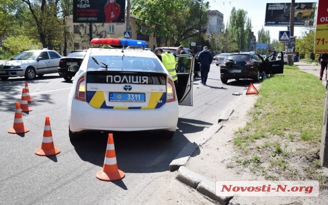 На Генерала Карпенко столкнулись сразу три автомобиля, есть пострадавшие Фото № 8 На Генерала Карпенко столкнулись сразу три автомобиля, есть пострадавшие Фото № 8