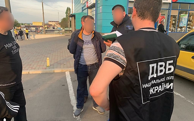Правоохранители на взятке задержали одного из следователей Очаковского отдела полиции Фото № 1 Правоохранители на взятке задержали одного из следователей Очаковского отдела полиции Фото № 1