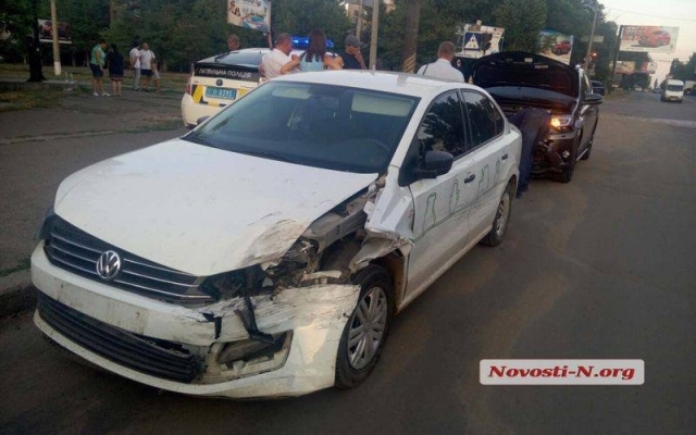 В Николаеве в ДТП попал новый автомобиль выехавший из салона Фото № 1 В Николаеве в ДТП попал новый автомобиль выехавший из салона Фото № 1