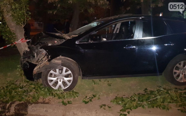 Авария на Космонавтов: автомобиль сбил пешехода, протаранил припаркованную машину и врезался в дерево Фото № 0 Авария на Космонавтов: автомобиль сбил пешехода, протаранил припаркованную машину и врезался в дерево Фото № 0