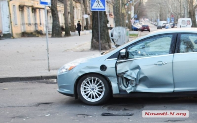 На Спасской водитель так сильно спешил, что не пропустил другой автомобиль Фото № 1 На Спасской водитель так сильно спешил, что не пропустил другой автомобиль Фото № 1