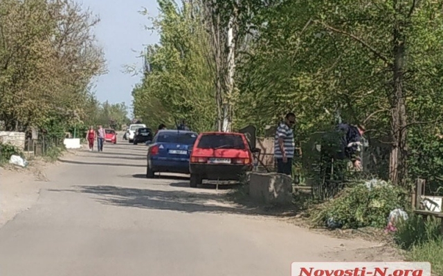 С территории николаевских кладбищ вывозят мусор накануне поминального дня Фото № 2 С территории николаевских кладбищ вывозят мусор накануне поминального дня Фото № 2