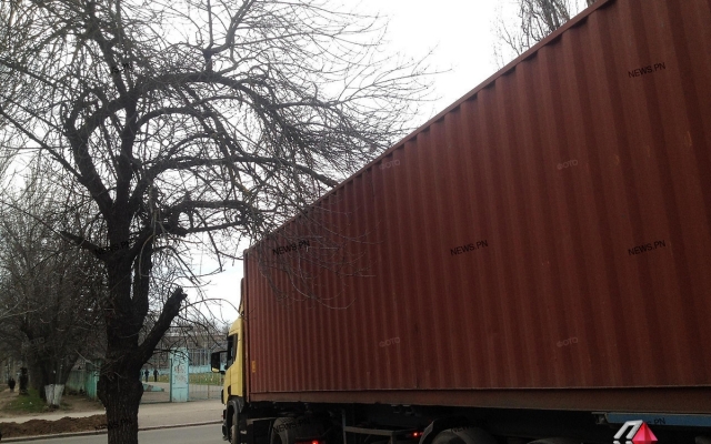 Проезд запрещен: в Николаеве фура с одесскими номерами заблудилась между жилыми кварталами Фото № 2 Проезд запрещен: в Николаеве фура с одесскими номерами заблудилась между жилыми кварталами Фото № 2