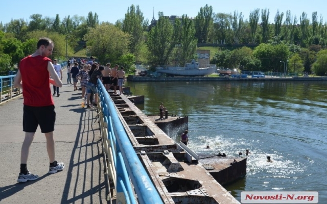 Подростки отметили Первомай прыжками с понтонного моста и солнечными ванными Фото № 7 Подростки отметили Первомай прыжками с понтонного моста и солнечными ванными Фото № 7