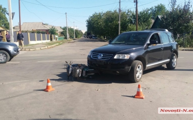 Под колесами иномарки оказался мопедист, его с травмами госпитализировали в больницу Фото № 2 Под колесами иномарки оказался мопедист, его с травмами госпитализировали в больницу Фото № 2