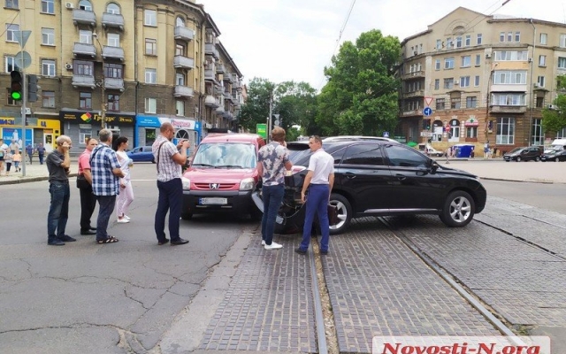 Огромная пробка в центре Николаева: столкнулись два автомобиля Фото № 4 Огромная пробка в центре Николаева: столкнулись два автомобиля Фото № 4
