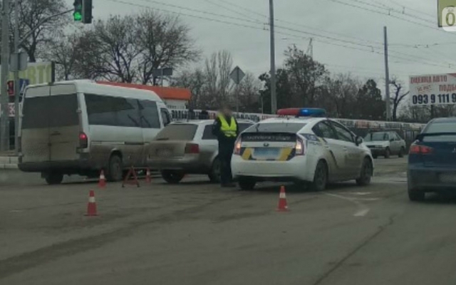 В Николаеве на Херсонском шоссе произошла авария, есть пострадавшие Фото № 0 В Николаеве на Херсонском шоссе произошла авария, есть пострадавшие Фото № 0
