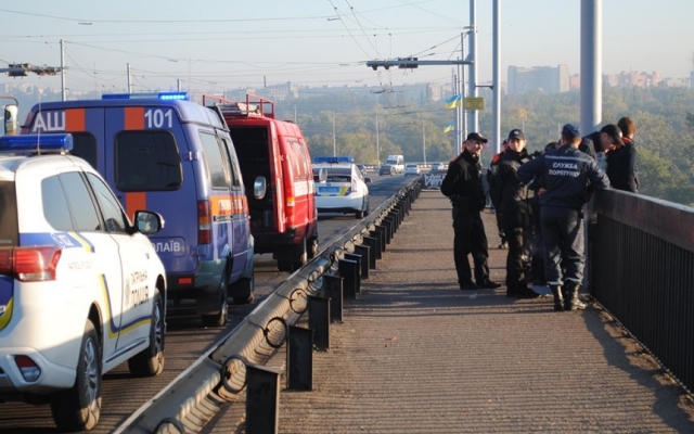 Спасатели пришли на помощь: молодой мужчина пытался спрыгнуть с Ингульского моста Фото № 2 Спасатели пришли на помощь: молодой мужчина пытался спрыгнуть с Ингульского моста Фото № 2
