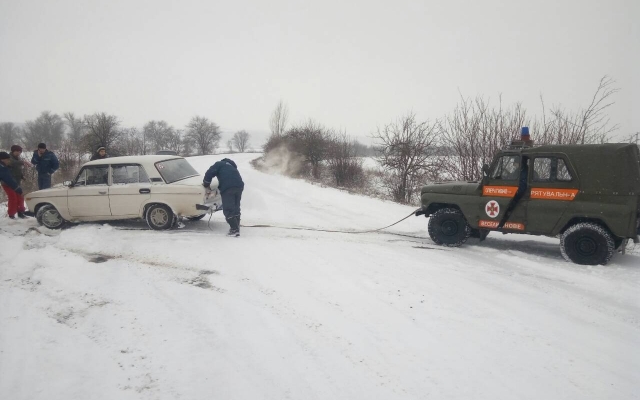 На помощь пришли спасатели: на заснеженной трассе машина улетела в кювет Фото № 2 На помощь пришли спасатели: на заснеженной трассе машина улетела в кювет Фото № 2