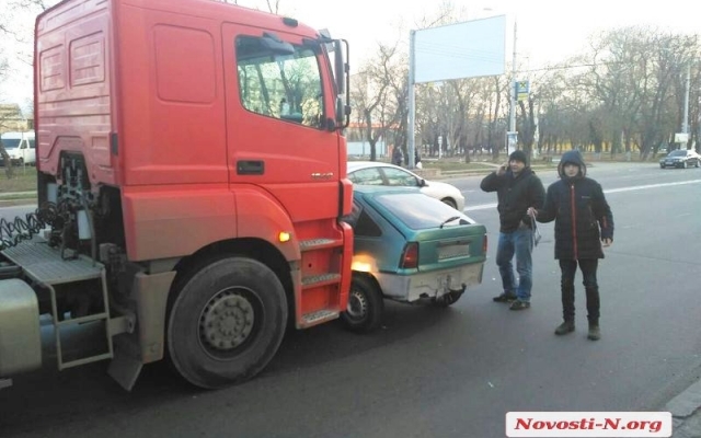 Опасная авария: автоцистерна с газом врезалась в автомобиль Фото № 1 Опасная авария: автоцистерна с газом врезалась в автомобиль Фото № 1