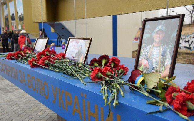 В День украинского добровольца жители Николаева почтили память борцов за независимость страны Фото № 7 В День украинского добровольца жители Николаева почтили память борцов за независимость страны Фото № 7