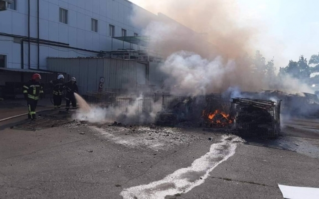 На Богоявленском проспекте возле одного из супермаркетов загорелась картонная тара Фото № 1 На Богоявленском проспекте возле одного из супермаркетов загорелась картонная тара Фото № 1