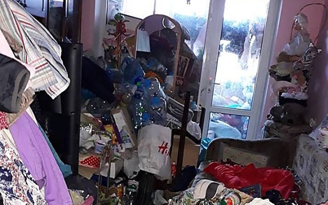 В Николаеве женщина превратила квартиру в мусорную свалку и запретила своей 15-летней дочери пользоваться электричеством и водой Фото № 1 В Николаеве женщина превратила квартиру в мусорную свалку и запретила своей 15-летней дочери пользоваться электричеством и водой Фото № 1
