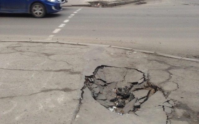 На Бузника на перекрестке провалился асфальт, опасность для жизни пешеходов Фото № 0 На Бузника на перекрестке провалился асфальт, опасность для жизни пешеходов Фото № 0