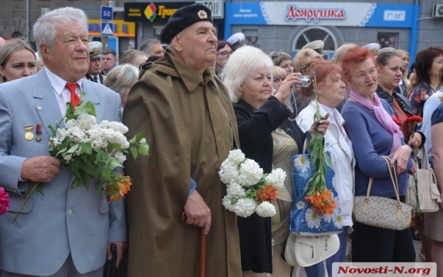 Жители Николаева возложили цветы к Стеле воинам-освободителям Фото № 3 Жители Николаева возложили цветы к Стеле воинам-освободителям Фото № 3