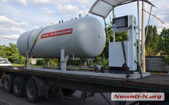 В Николаеве демонтировали газозаправочную станцию, а цистерну с газом привязали веревками к авто и повезли по улицам города Фото № 0 В Николаеве демонтировали газозаправочную станцию, а цистерну с газом привязали веревками к авто и повезли по улицам города Фото № 0