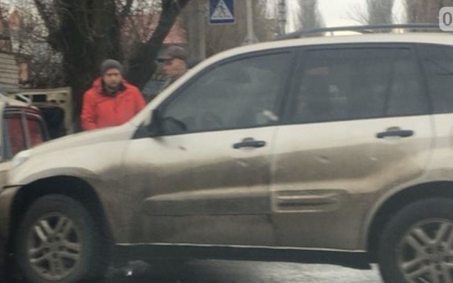 На Генерала Карпенко автомобиль Toyota протаранил «ВАЗ» Фото № 1 На Генерала Карпенко автомобиль Toyota протаранил «ВАЗ» Фото № 1