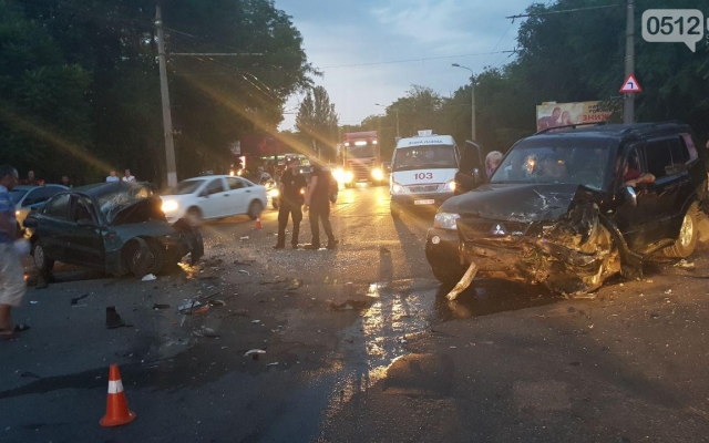 На проспекте Героев Украины произошла жуткая авария: столкнулись два автомобиля, есть погибшие и пострадавшие (фото и видео 18+) Фото № 3 На проспекте Героев Украины произошла жуткая авария: столкнулись два автомобиля, есть погибшие и пострадавшие (фото и видео 18+) Фото № 3