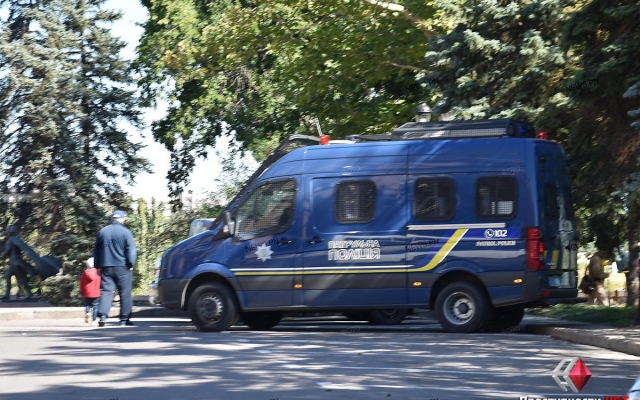 У здания Николаевской мэрии спецназ полиции провел учения и отрабатывал действия на случай нападения радикалов Фото № 5 У здания Николаевской мэрии спецназ полиции провел учения и отрабатывал действия на случай нападения радикалов Фото № 5