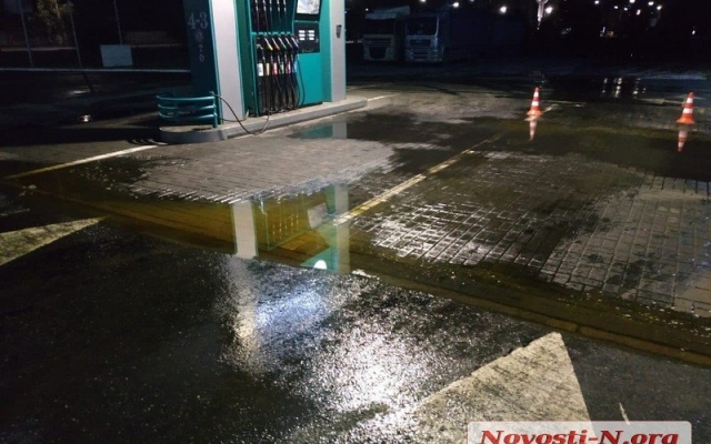 На одной из николаевских автозаправок из цистерны вытекли несколько тонн подсолнечного масла Фото № 2 На одной из николаевских автозаправок из цистерны вытекли несколько тонн подсолнечного масла Фото № 2