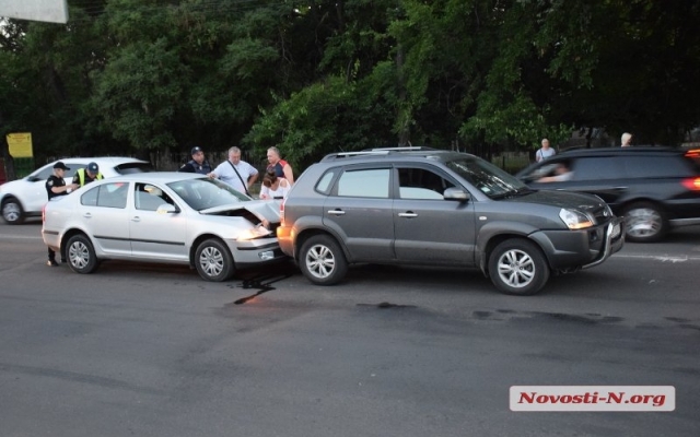 Авария на светофоре: на Героев Сталинграда автомобиль Skoda Octavia врезался в Hyundai Tucson Фото № 1 Авария на светофоре: на Героев Сталинграда автомобиль Skoda Octavia врезался в Hyundai Tucson Фото № 1