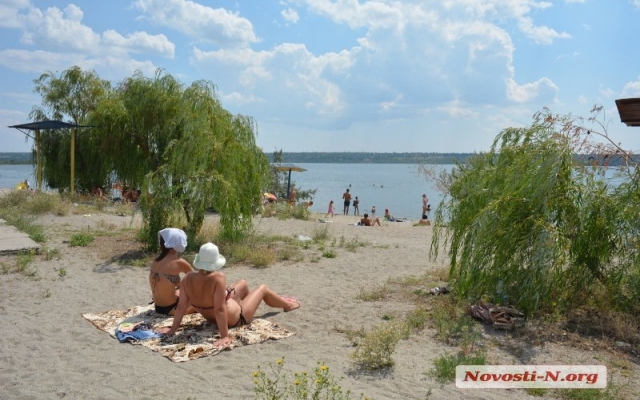 Несмотря на запрет николаевцы отдыхают и купаются на пляжах города Фото № 25 Несмотря на запрет николаевцы отдыхают и купаются на пляжах города Фото № 25