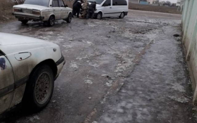 Жители микрорайона Терновка из-за большой ямы на дороге отрезаны от цивилизации Фото № 0 Жители микрорайона Терновка из-за большой ямы на дороге отрезаны от цивилизации Фото № 0
