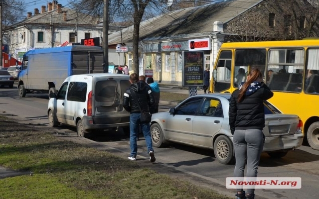 На Центральном проспекте яма стала причиной аварии с участием трех машин Фото № 4 На Центральном проспекте яма стала причиной аварии с участием трех машин Фото № 4