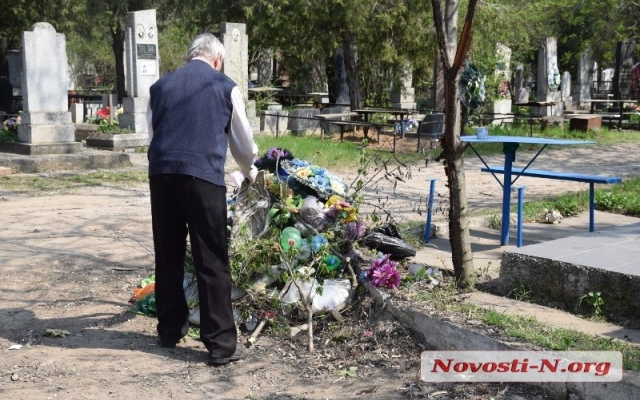 Как николаевцы провели поминальные дни: автомобильные пробки, огромные очереди на маршрутки и горы мусора Фото № 17 Как николаевцы провели поминальные дни: автомобильные пробки, огромные очереди на маршрутки и горы мусора Фото № 17