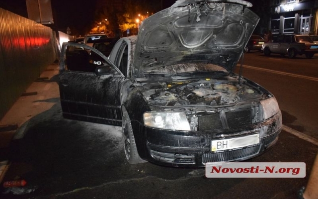 Рядом с Николаевским горисполкомом загорелся автомобиль Фото № 0 Рядом с Николаевским горисполкомом загорелся автомобиль Фото № 0