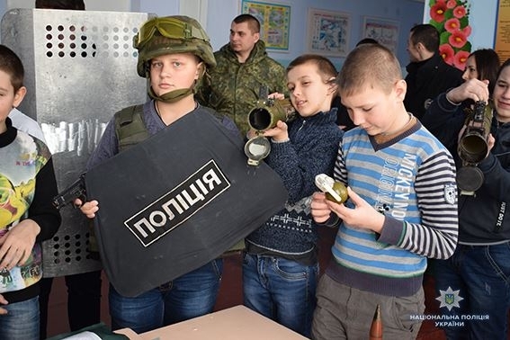 Ученики Веснянской школы провели один день с полицейскими и познакомились с их работой Фото № 16 Ученики Веснянской школы провели один день с полицейскими и познакомились с их работой Фото № 16